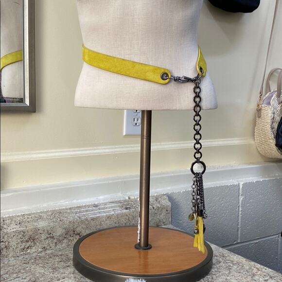 Carlisle vintage women’s size small yellow suede Italian leather belt - Picture 1 of 9